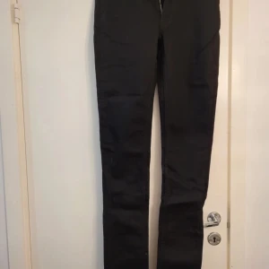 Nudie jeans - Säljer nu ett par svarta slim nudie jeans som tyvärr inte kommer till användning. Använda typ 2 gånger. Skicket är 9.5/10 alltså inga fläckar och inga skador alls. Pris kan diskuteras. L 36 w 30