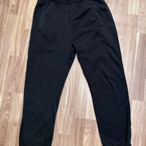 Svarta mjukisbyxor - Svarta mjukisbyxor i skön och mjuk bomull. Perfekta för en chill dag hemma eller en snabb tur till affären. Vet inte storleken men skulle säga 40/42