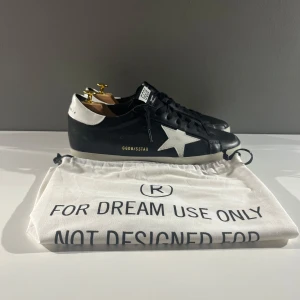 Golden Goose - Golden Goose i bra skick; 9/10. Strl 43, fits 42. Dustbag tillkommer.  Skriv vid frågor och funderingar!