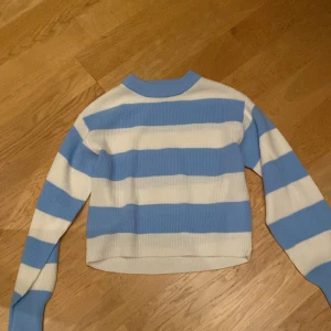 Randig tröja  - Jätte fin oanvänd randig tröja från Ginatricot