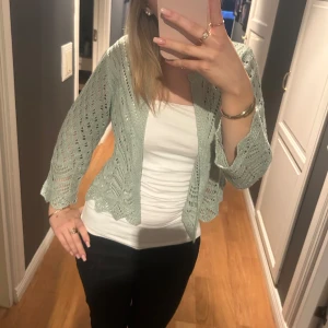 Grön stickad kofta - Ljusgrön kofta i storlek XS🩷 Knappt använd och i bra skick