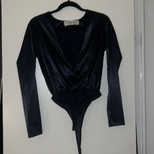 Siden skjorta - Marinblå siden skjorta som går omlott vid brösten (body). Från Ivy Revel (Kenza). Använd fåtal gånger. Inga skavanker.