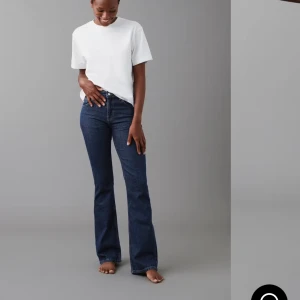 Oanvända jeans från Gina Tricot - Supersnygga bootcut jeans från Gina, låg/medelhög midja, extra långa( passar på mig som är 175) storlek 34/36 skriv vid funderingar eller mer info💕💕