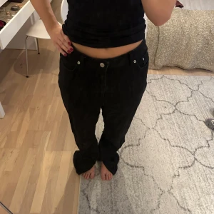 Svarta jeans - Använda ett fåtal gånger. Slits längst ned