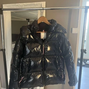 Superfin vinterjacka - Säljer en superfin Tommy Hilfiger i strl S som jag nyss köpt här på Plick, säljer på grund utav att den var lite för stor. Superbra skick och den är som ny😍