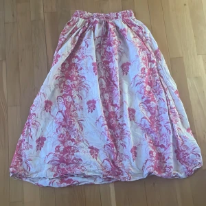 Rosa blommig kjol från Zara - Rosa blommig kjol från Zara som inte går att köpa längre. Säljer pågrund av brist på användning🤗 den har några små färgfläckar men dem syns knappt om du inte exakt kollar på dem🤗