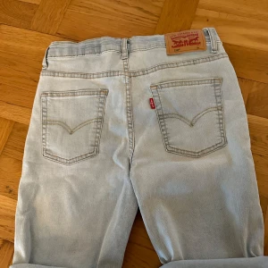 Jeansshorts Levis  - Jeansshorts barnstorlek 14A. Modell 510. Väldig fint skick, knappt använda 