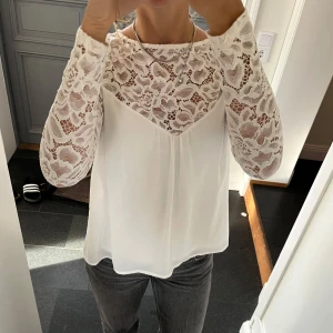 Vit spetstopp  - Vit blus med spets i storlek S från KappAhl. Fint skick. Använd gärna köp nu!