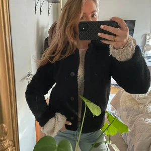 Teddyjacka - Kort Teddyjacka med krage och bruna knappar!!! Så söt