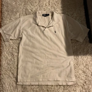 Ralph lauren piké - Säljer en fet Ralph lauren piké i storlek L, skicket är bra och den har inte använt på mer än ett år då den är för stor