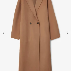 Doublé coat kappa DAGMAR 100% wool - Helt ny lång kappa från DAGMAR. 100% wool. Superfint, mjukt material.  Oversized. Prislapp kvar , 10.000 kr. 