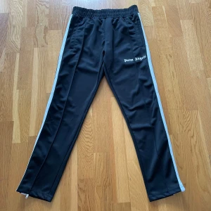 Palm angels byxor - Säljer dessa Palm angels byxor i storlek S. Lappen på 4:e bilden har lossnat från ena sömmen men inget man tänker på. Qr kod fungerar💗