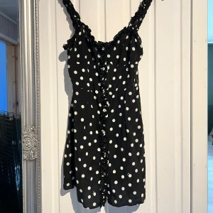 Réalisation miniklänning - Otroligt snygg klänning som nästan aldrig kommer till användning längre..  Använd max 10 ggr så i otroligt fint skick.  100% silke.   Kom med ett prisförslag om ni vill.  Hund finns i hemmet.  