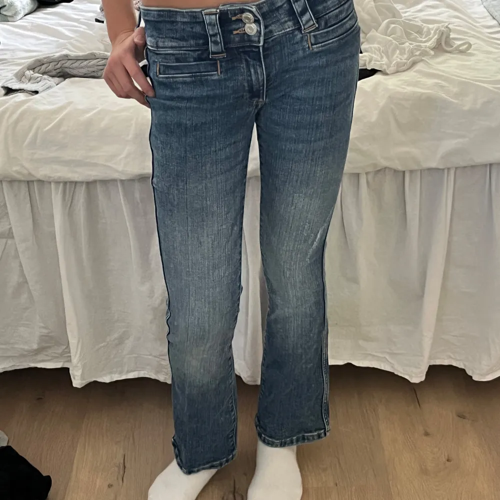 Mörkblåa jeans från H&M i storlek 140. Dem har raka fickor fram och knappar på fickorna där bak. Skit fina och sköna! Dom är för små för mig därför säljer jag dom. Kosta 300 i butik men jag säljer dom för bara 130 kr. Dom är använda 3 gånger. . Jeans & Byxor.