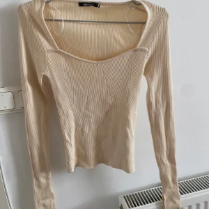 Tröja - Jättefin tröja från Gina. Helt oanvänd ändats testad men säljer då den är för stor för mig. Storlek xs. Pris kan diskuteras vid en snabb affär💗