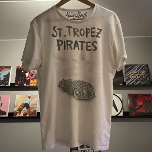 St. Barth T-shirt - Asfet o skön saint barth tisha! Modellen görs ej längre! Helt okej använd men inga skador förutom lite slitage kring nacken! 