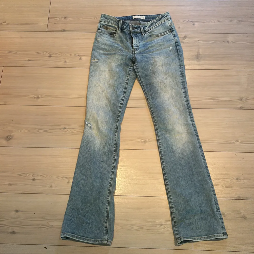 Super snygga lågmidjade stretch jeans med slintningr som är förstärkta på baksidan så de inte spricker upp. Storlek 27. Farkut & Housut.