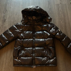Moncler maya - Säljer en schysst moncler maya jacka strl L Använd förra vinter och är ganska fräsch.