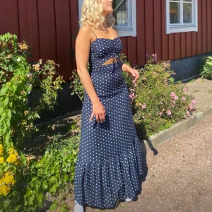 Prickig maxiklänning  - En favoritklänning som tyvärr är för liten. Använd några gånger. Marinblå med vita prickar, köpt på Nelly. Så fin både till sommar och höst med en stickad tröja över. 