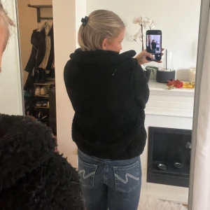 Teddyjacka - Sååå snygg och mysig teddyjacka perfekt för hösten! Väldigt sparsamt använd!🥰