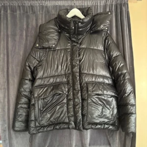 Puff jacka  - Nästan ny vinter jacka som är super fin! Man kan skystera hur den ska va längst ner genom resårband, man kan även göra de vid luvan. Hör av dig vid frågor 💞 Ord pris 899kr!!