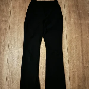 Kostymbyxor  - Svarta kostymbyxor modell Vilma från bikbok 