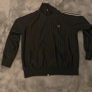 Fred perry tröja - Fred perry tröja i nyskick inga hål eller sånt Stl XL men passar L mer hör av dig vid funderingar!