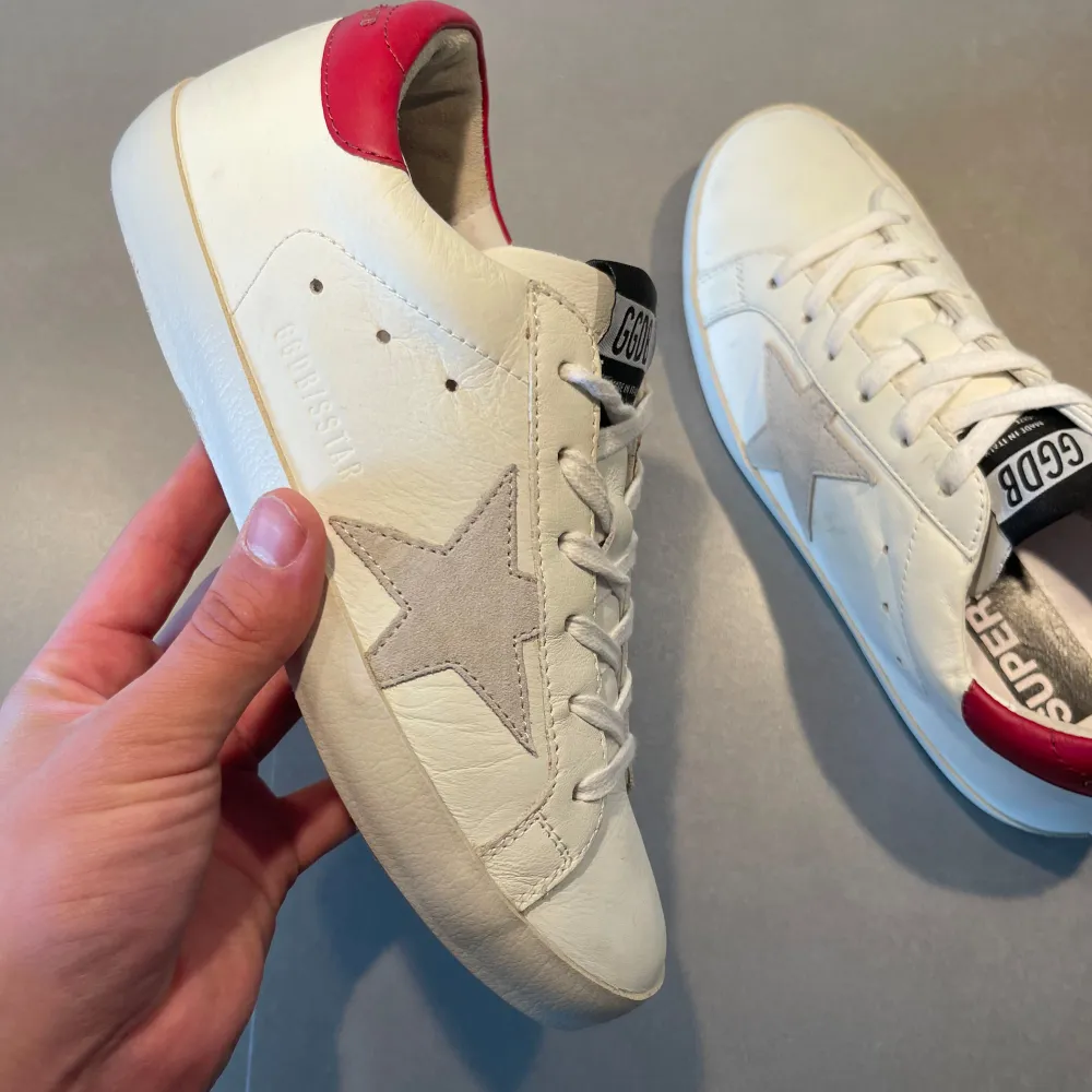 ‼️VI TAR EJ BYTEN‼️ Golden Goose  ”Superstar” sneaker | Skick: 9/10 | Storlek 38 fits 39 | endast skorna ingår! | Fraktar inom 24H efter köp på köparens bekostnad 📦💨 | Hör av dig vid minsta fråga eller fundering 💭 . Skor.