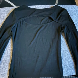 Svart tröja - Svart långärmad tunn tröja. Oanvänd 