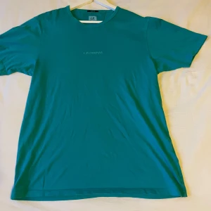 Cp Company T-shirt  - Nyskick använd ungefär 2 gånger  Nypris 1250 Storlek S