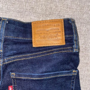 Levis jeans  - Hej!  Säljer mina Levis jeans i storlek 24, super skinny mile high. Använda endast ett fåtal gånger!