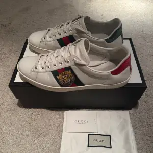 Gucci ace sneakers, storlek 43. Super fint skick ingår dustbag samt kort. Pris 2199kr.