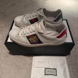 Gucci ace sneakers, storlek 43. Super fint skick ingår dustbag samt kort. Pris 2199kr.