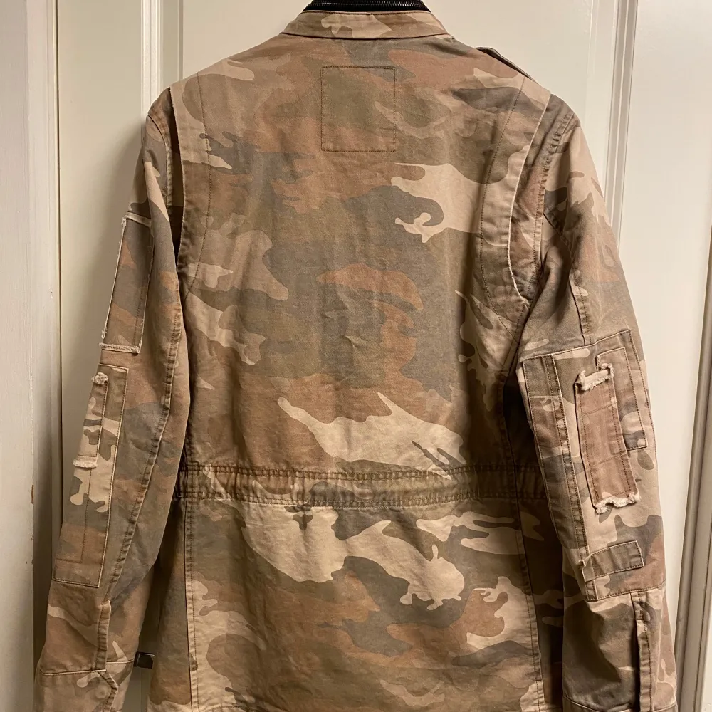 Riktigt schysst Zadig & Voltaire camo jacka i storlek S men passar även M. Jackan är i nyskick 10/10 finns inga defekter. Nypris ca: 4000 kr mitt pris 1500! Hör av er vid frågor och funderingar!Pris kan diskuteras!. Jackor.