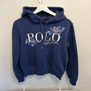 Ralph lauren hoodie - Mörkblå Ralph lauren hoodie i använt skick. Tröjan är i storlek S