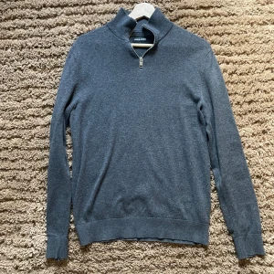Grå tröja med dragkedja från Jack & Jones - Säljer en stilren grå tröja från Jack & Jones i storlek S. Den har en praktisk dragkedja vid halsen och är perfekt för både vardag och lite kyligare dagar. Tröjan är i bra skick och passar till det mesta i garderoben.