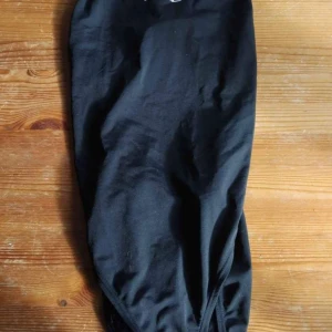 Baddräkt med hål I ryggen - Använd men är som ny Storlek 38