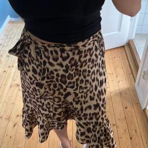 Säljer en leopard kjol i siden material som Går att knyta i midjan. Lite svårt att ta bild på, så fler bilder kan skickas🩷 jätte fin med volang längst ner, även en slit 