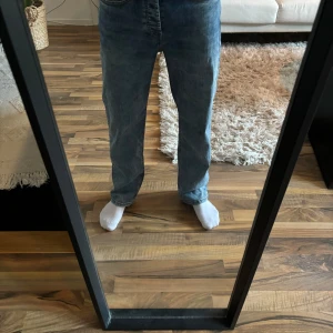 Blå Jeans  - Blåa jeans från monten. Jag är 173cm Använda Max tre gånger så dem är i nyskick!  Nypris 1200