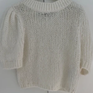 Stickad trekvartsärmad tröja  - En stickad trekvartsärmad tröja från vero moda, aldrig snvänd orginalpris 400 ❤️☺️