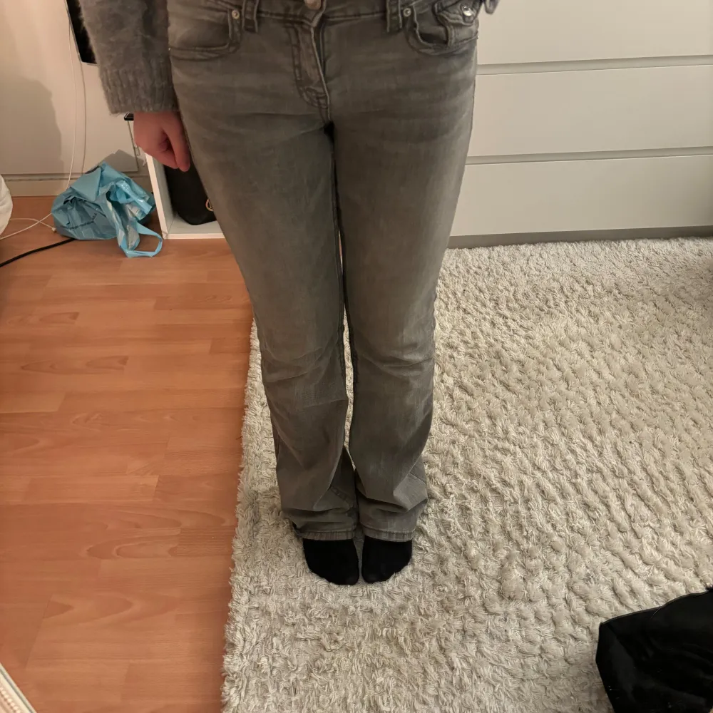 Strl 164 passar mig som är xs/s, byxorna är i jätte fint skick förutom längst ner vid hälarna som ni kan se på bilderna.. Jeans & Byxor.