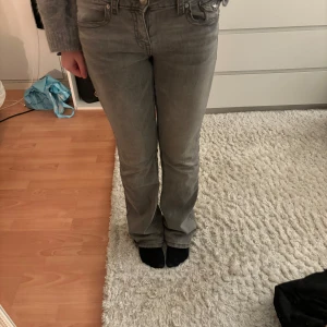 Ginatricot jeans  - Strl 164 passar mig som är xs/s, byxorna är i jätte fint skick förutom längst ner vid hälarna som ni kan se på bilderna.