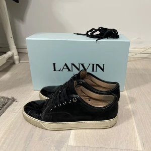 Lanvin skor - Lanvin skor, välanvända men mycket kvar att ge. Väldigt slitna i sulan annars mest ytligt smuts! Låda extrasnören kvitto medföljer Skriv vid frågor  Tveka inte att höra av er vid frågor 