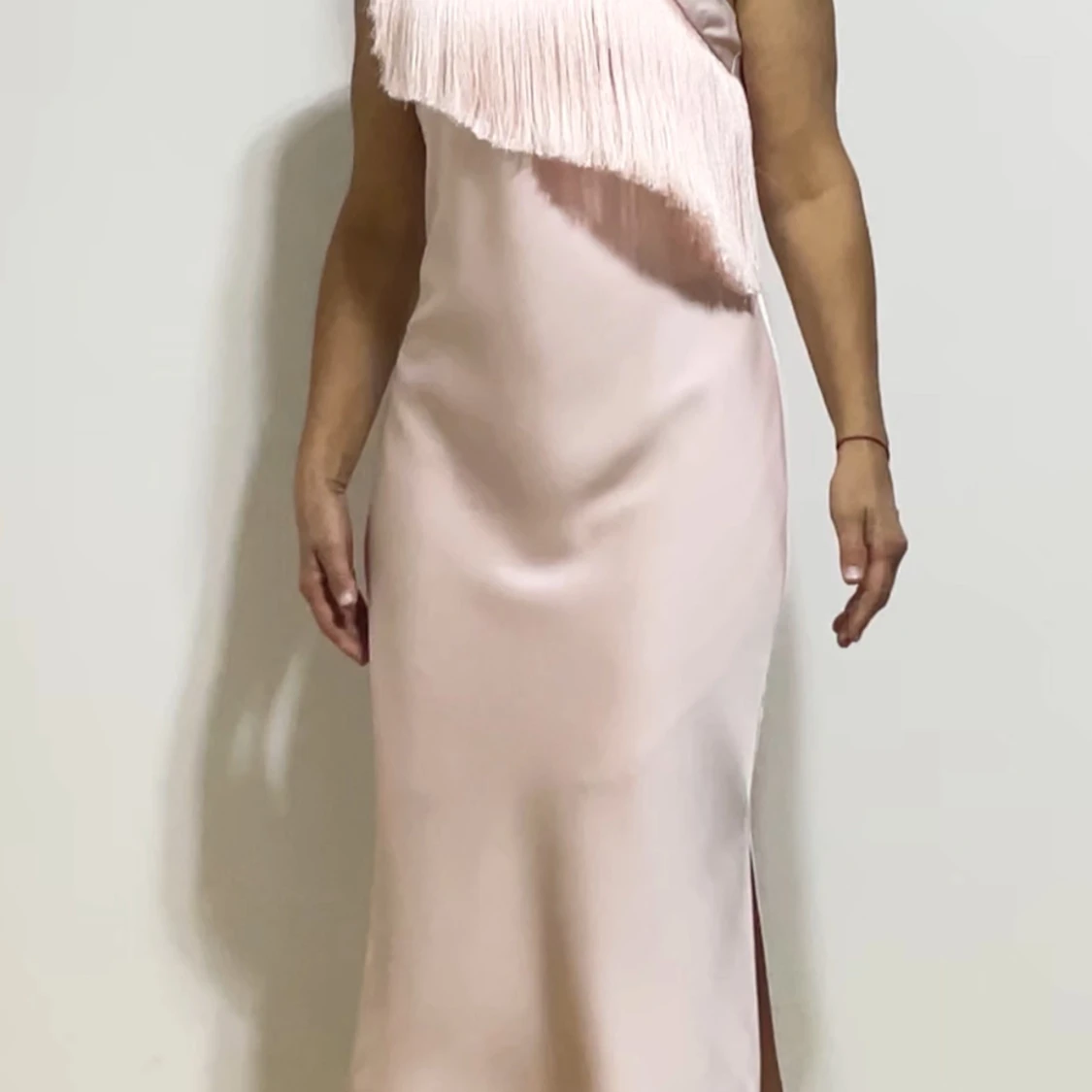 Ljusrosa klänning med fransdetalj från MOTF - 93