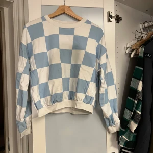 Blåvit tröja  - Typ inte använda lite oversized eller så är jag bara kort 