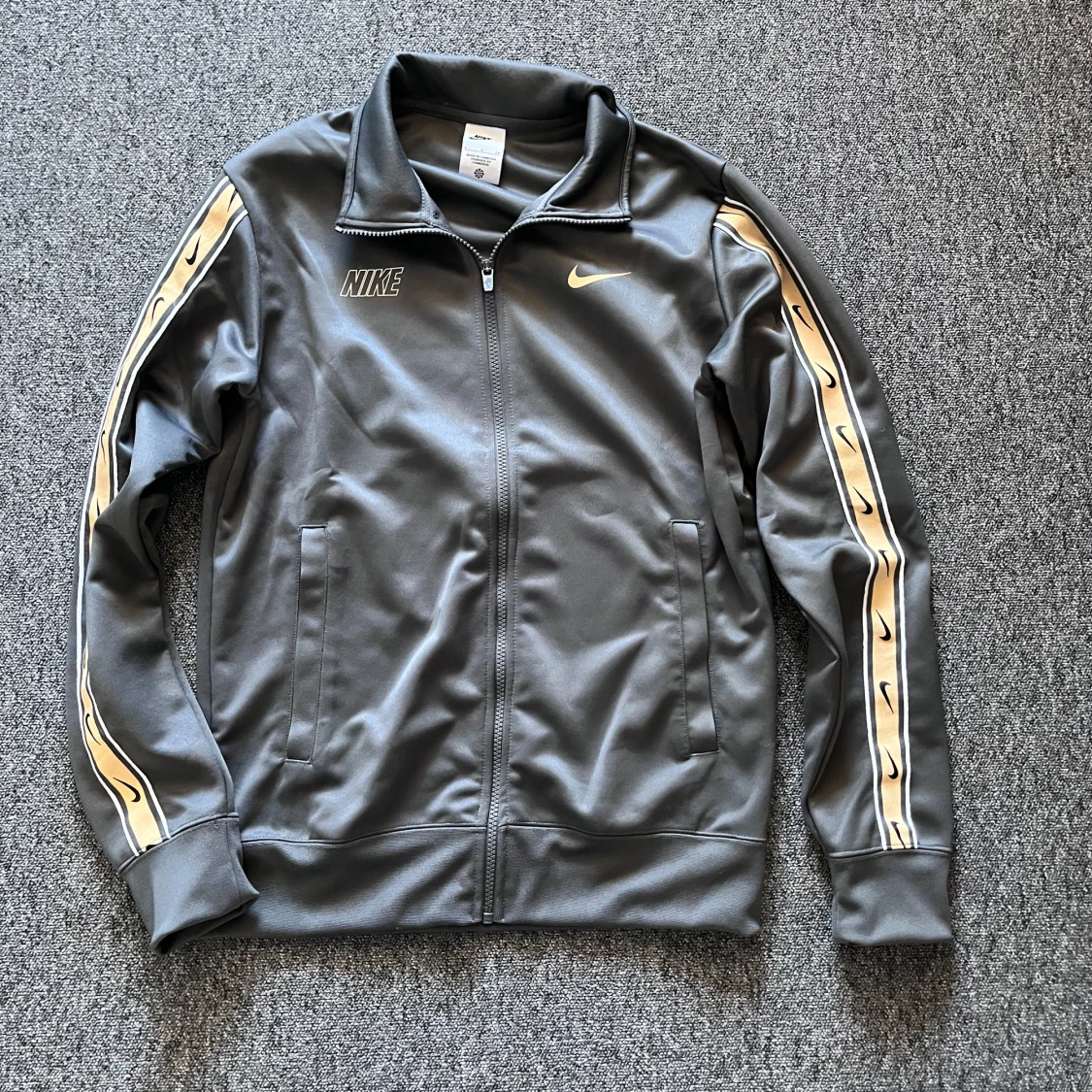 Grå träningsjacka från Nike