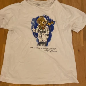Ralph lauren t shirt - Säljer riktigt snygg Ralph lauren t-shirt för billigt och bra pris. Skicket på tröjan är väldigt bra förutom att den är lite skrynklig då den inte används på ett tag. Men detta löser sig enkelt med en snabb strykning. Storleken motsvarar ca xs-s