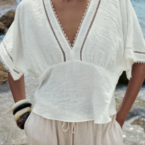 Zara topp - Vit blus från zara, strl s! Knappt använd, kmr ej gå under 240 kr🥰