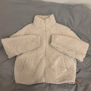 Teddy jacka  - Supermysig teddyjacka som går att justeras 🩷