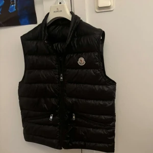 Moncler gui väst - Moncler väst i utmärkt skick, storlek 1 (S), köpt för något sedan så lite små skavanker tillkommer pga användning- hittar inte kvitto, nypris: 7899kr, kom privat för fler bilder eller frågor!
